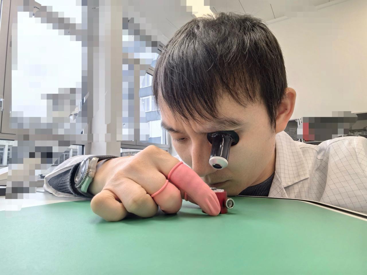 毛毛在瑞士制表工作台前的本人工作照